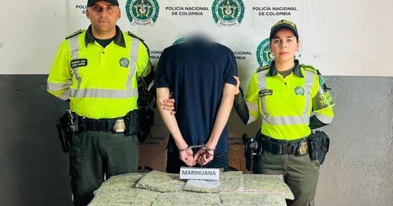Este hombre fue capturado mientras caminaba con va