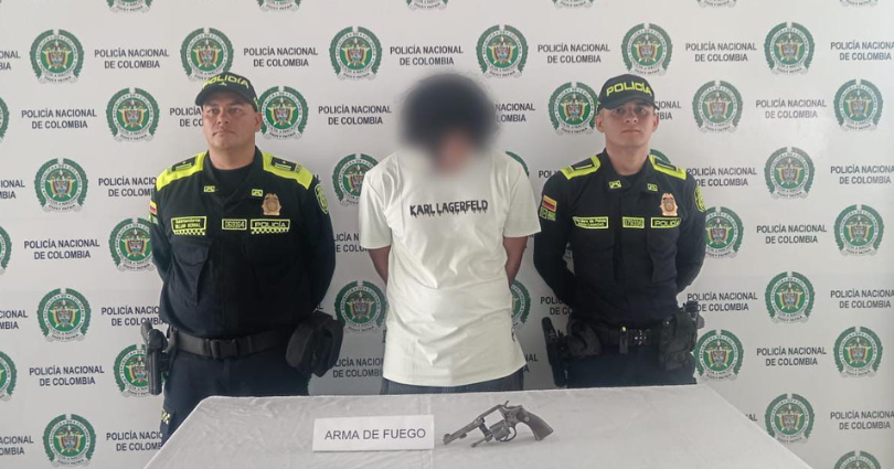 Un hombre que escondía un revólver en su bolso fue